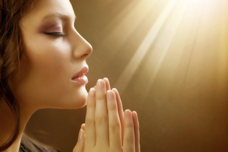 mujer rezando